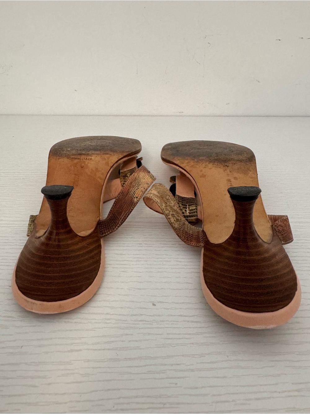 Manolo Blahnik Seashell Python Snakeskin Thong Sandal Open Toe Kitten Heels - Picture 9 of 10